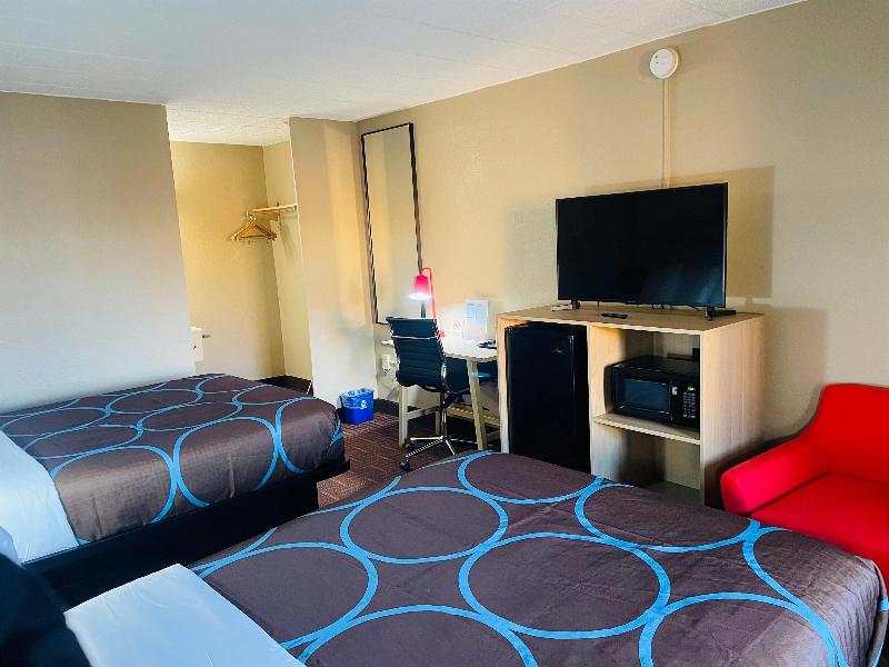Super 8 by Wyndham Gloucester image