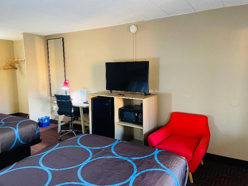 Super 8 by Wyndham Gloucester image