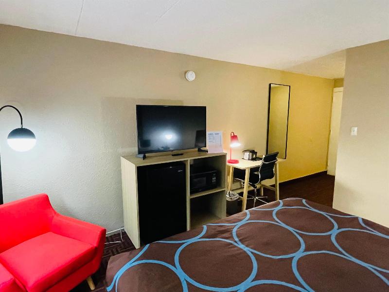 Super 8 by Wyndham Gloucester image