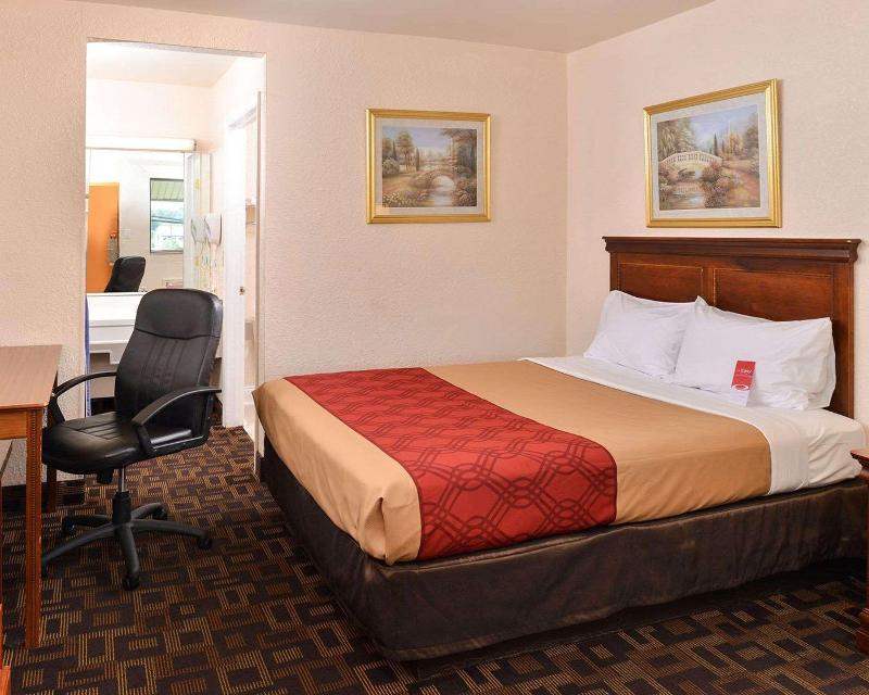 Econo Lodge Bellmawr Area image