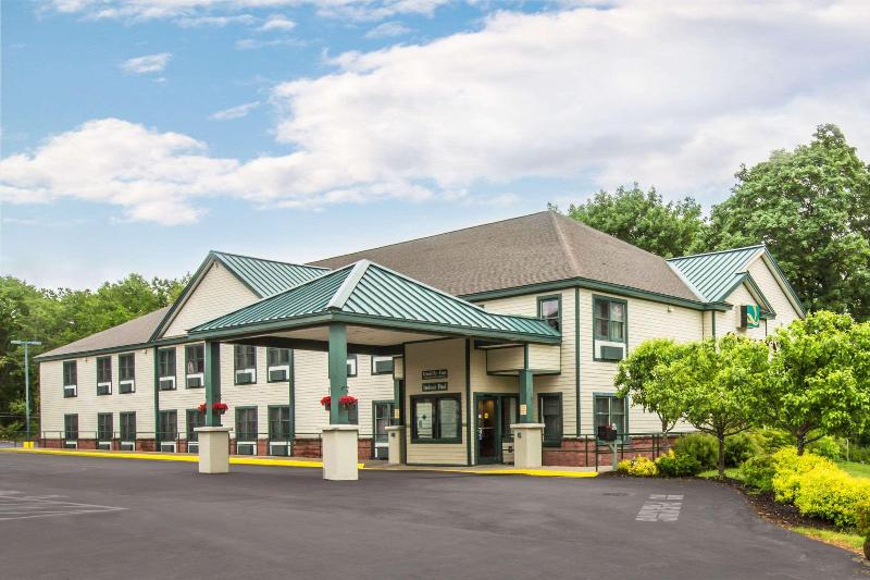 Econo Lodge Glens Falls / Lake George image