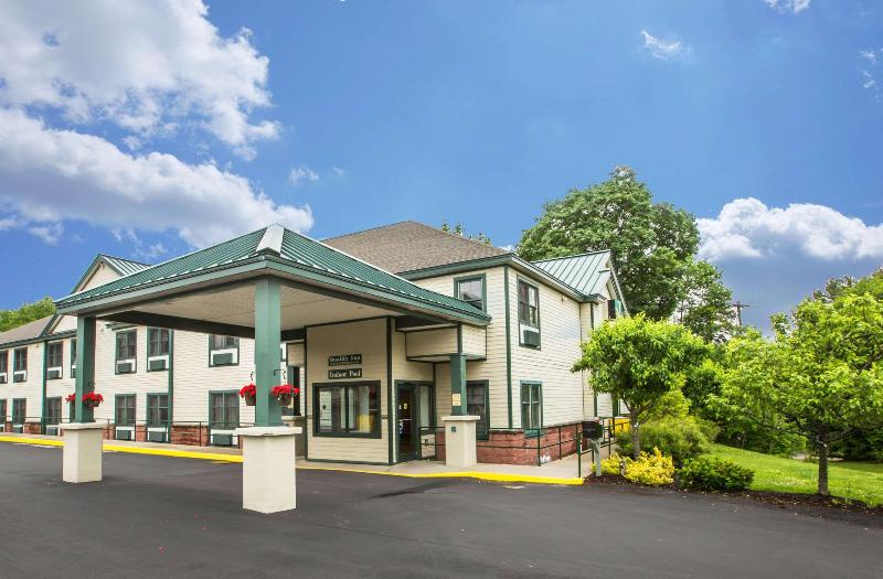 Econo Lodge Glens Falls / Lake George image