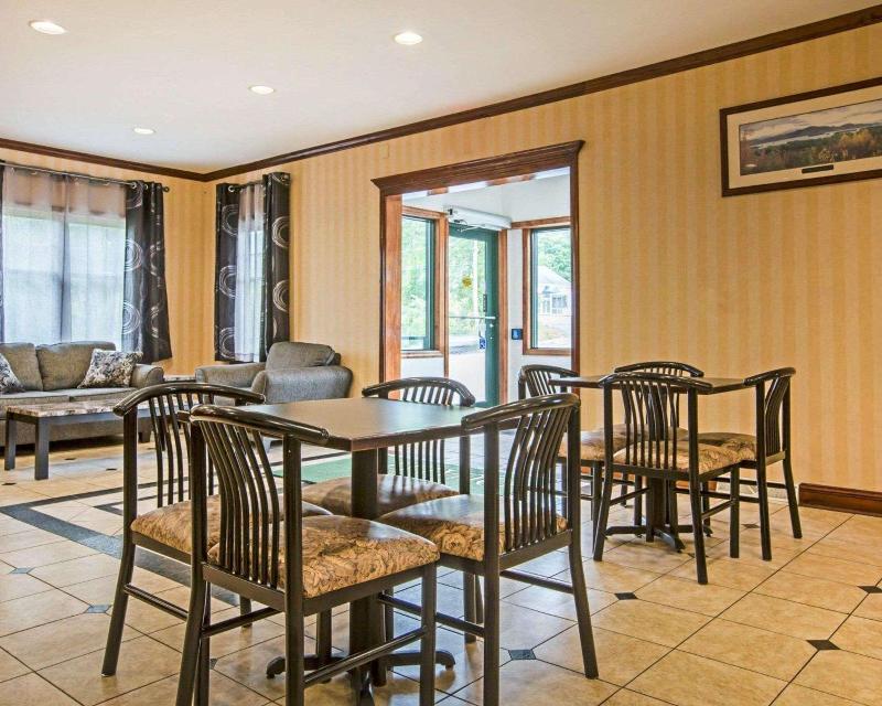 Econo Lodge Glens Falls / Lake George image