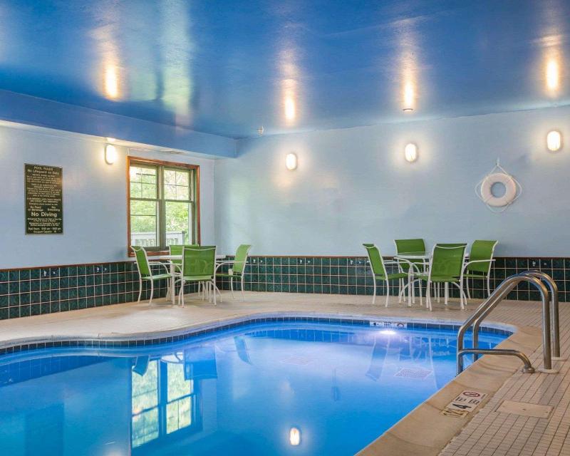 Econo Lodge Glens Falls / Lake George image
