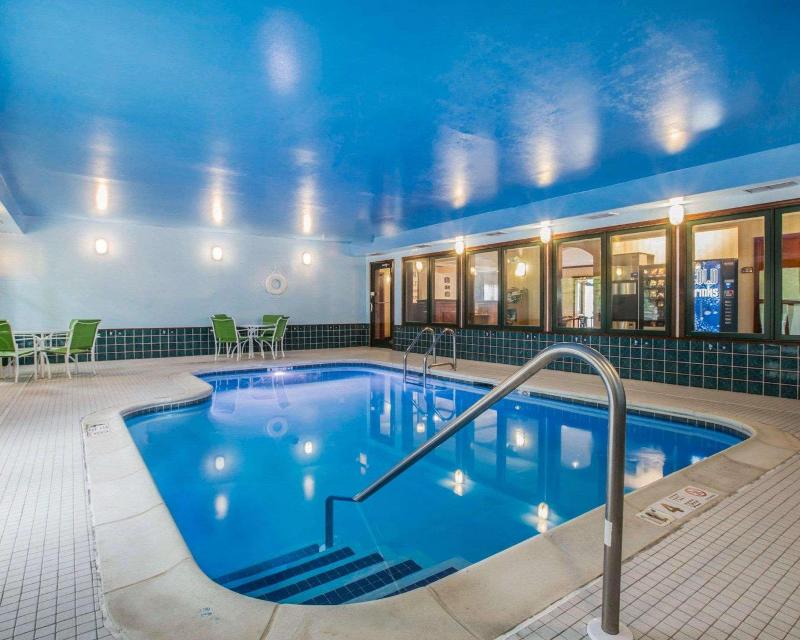 Econo Lodge Glens Falls / Lake George image