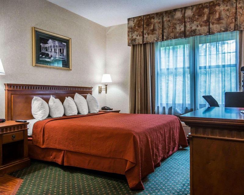 Econo Lodge Glens Falls / Lake George image