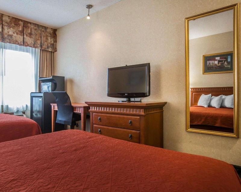 Econo Lodge Glens Falls / Lake George image