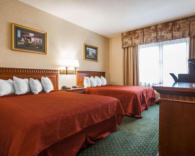 Econo Lodge Glens Falls / Lake George image