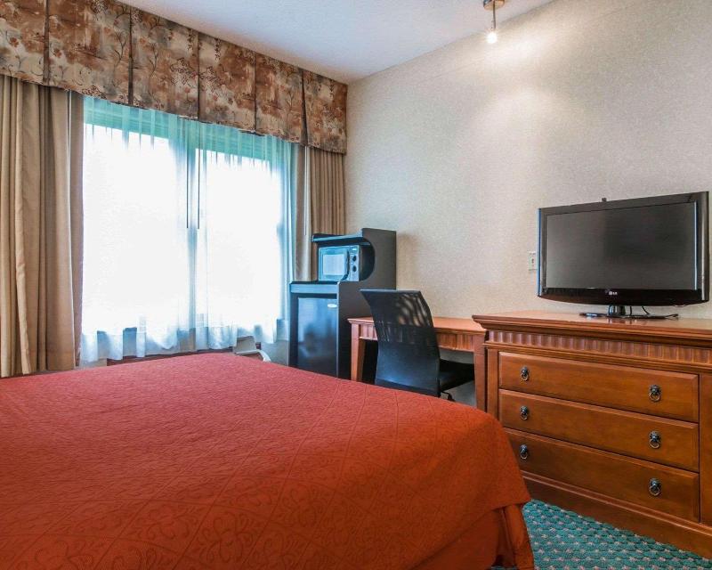 Econo Lodge Glens Falls / Lake George image