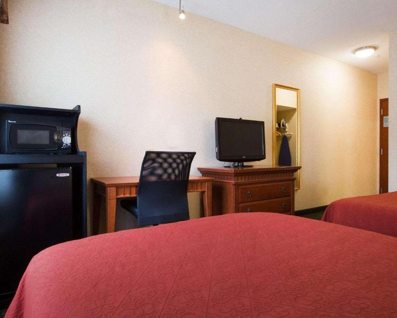 Econo Lodge Glens Falls / Lake George image