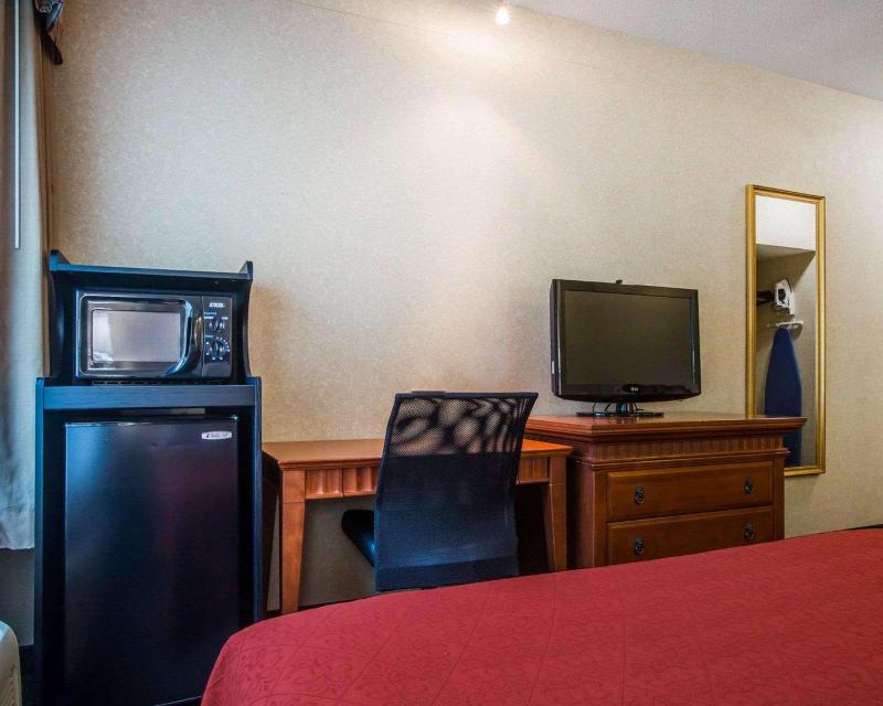 Econo Lodge Glens Falls / Lake George image