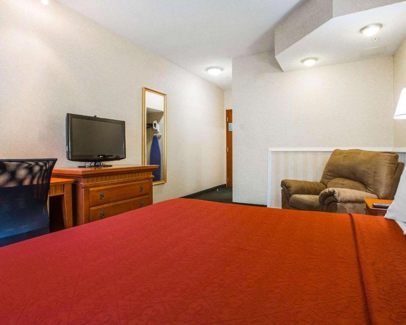 Econo Lodge Glens Falls / Lake George image