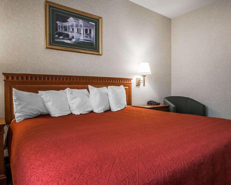 Econo Lodge Glens Falls / Lake George image