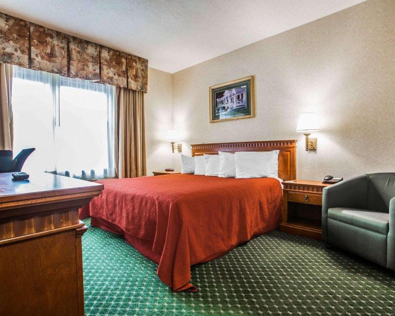 Econo Lodge Glens Falls / Lake George image