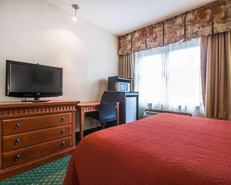 Econo Lodge Glens Falls / Lake George image