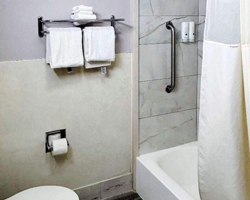 Quality Inn Raynham - Taunton image