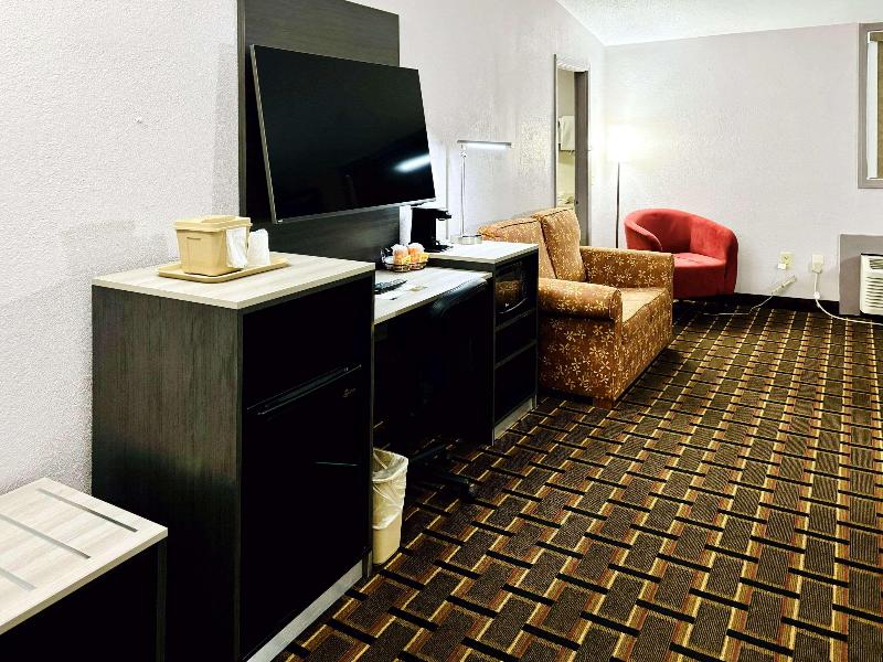 Quality Inn Raynham - Taunton image