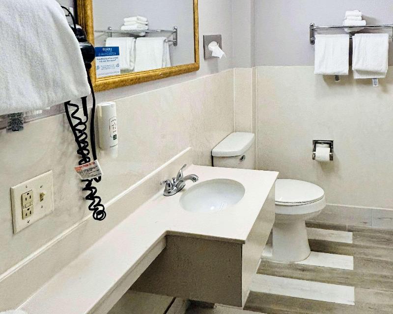 Quality Inn Raynham - Taunton image