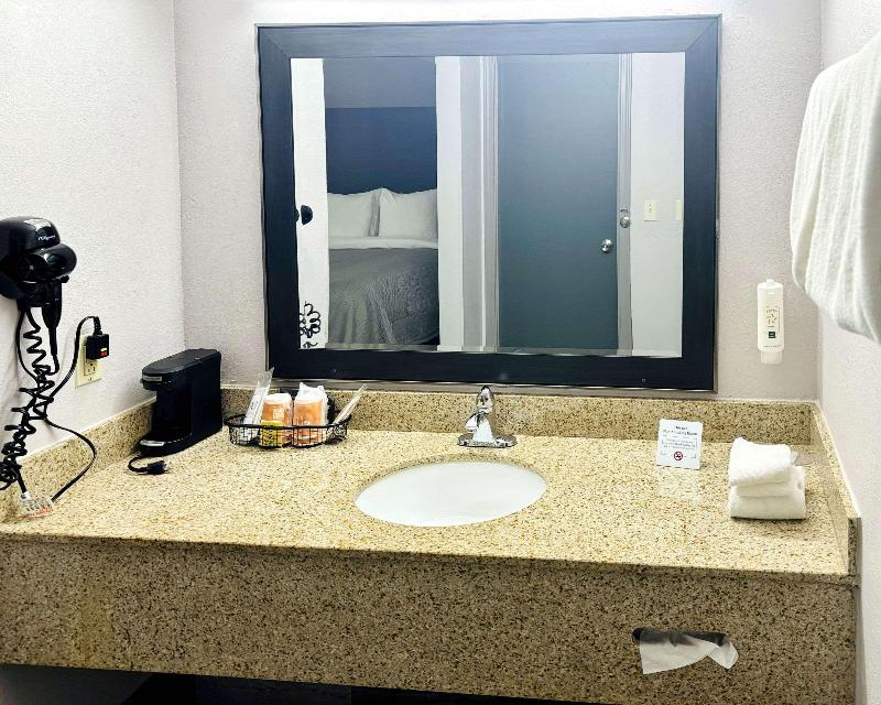 Quality Inn Raynham - Taunton image