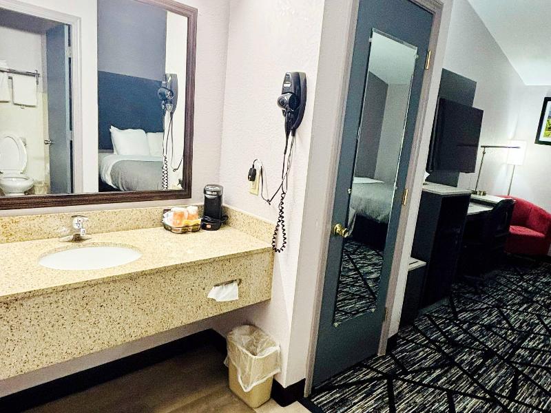 Quality Inn Raynham - Taunton image