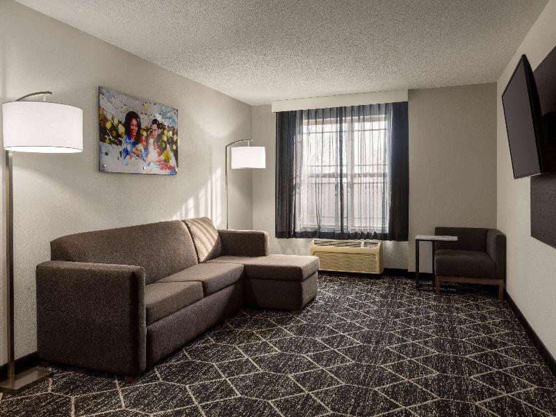 La Quinta Inn & Suites By Wyndham Lake George image