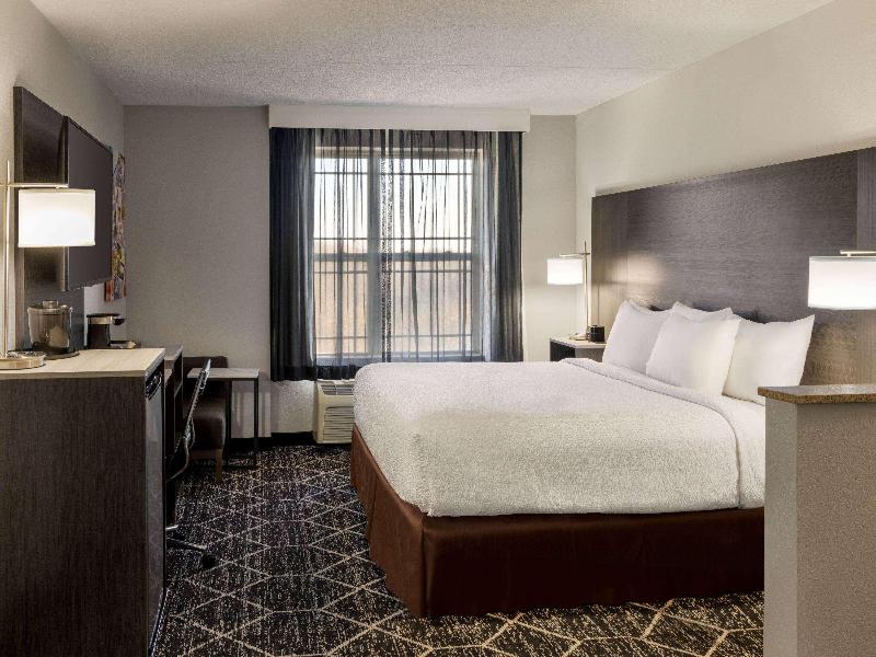 La Quinta Inn & Suites By Wyndham Lake George image