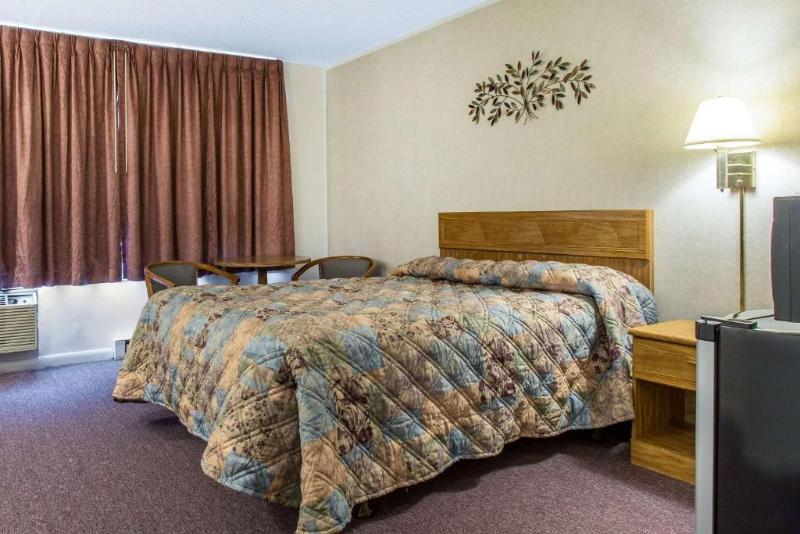 Rodeway Inn Waterford - New London image