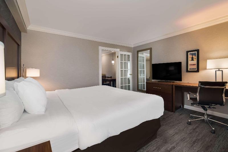 Comfort Inn & Suites Plattsburgh - Morrisonville image
