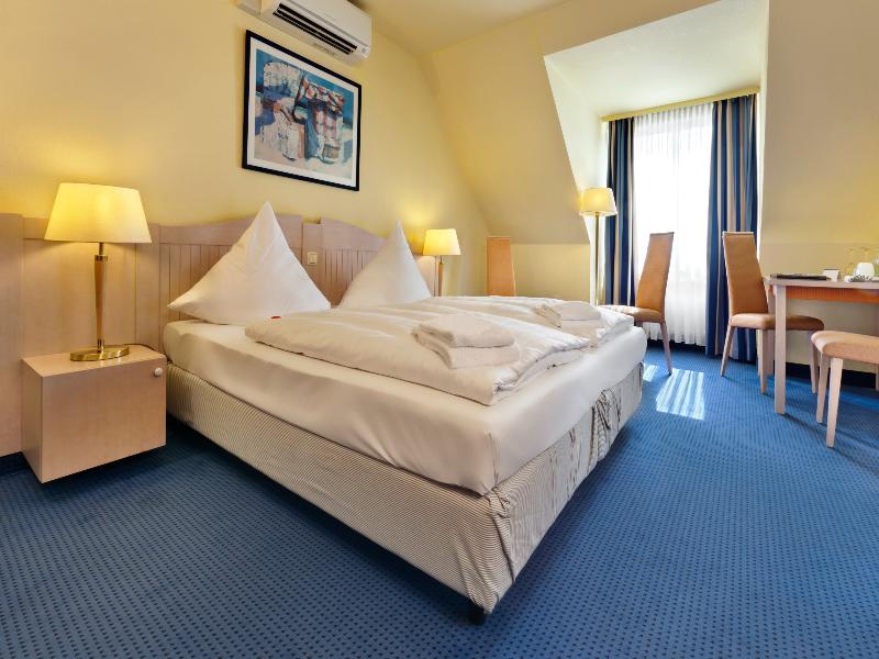TRYP By Wyndham Luebeck Aquamarin image