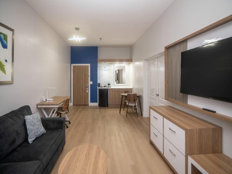 Clarion Inn & Suites Central Clearwater Beach image