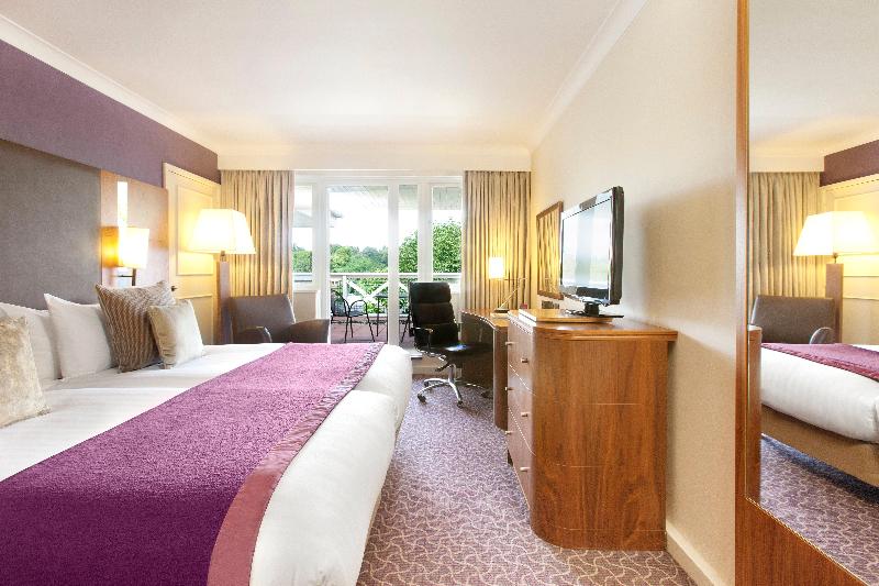 VILLAGE HOTEL READING image