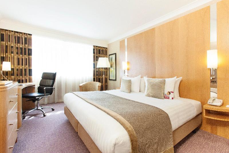 VILLAGE HOTEL READING image