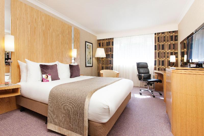 VILLAGE HOTEL READING image