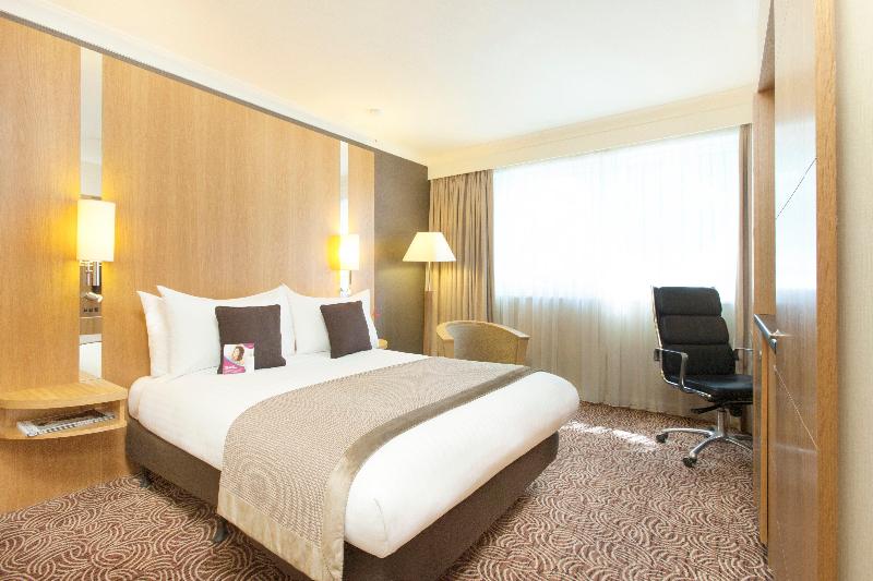 VILLAGE HOTEL READING image