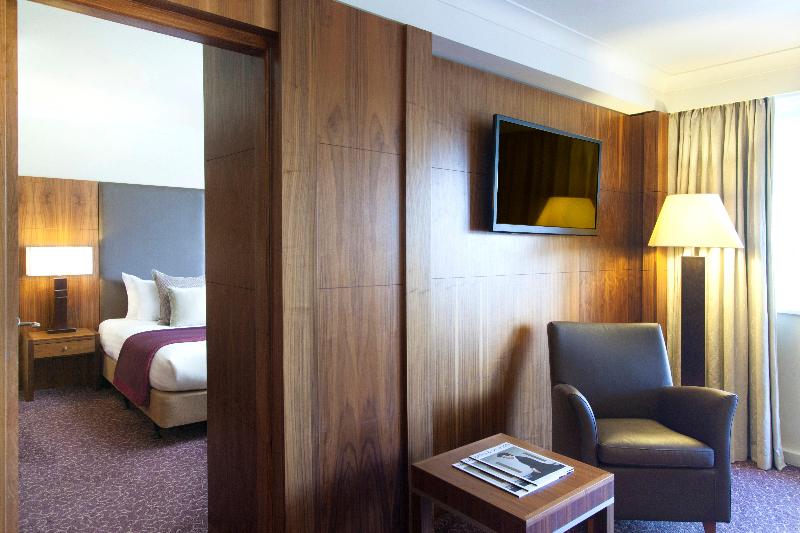 VILLAGE HOTEL READING image