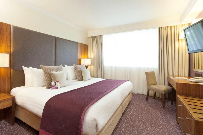 VILLAGE HOTEL READING image