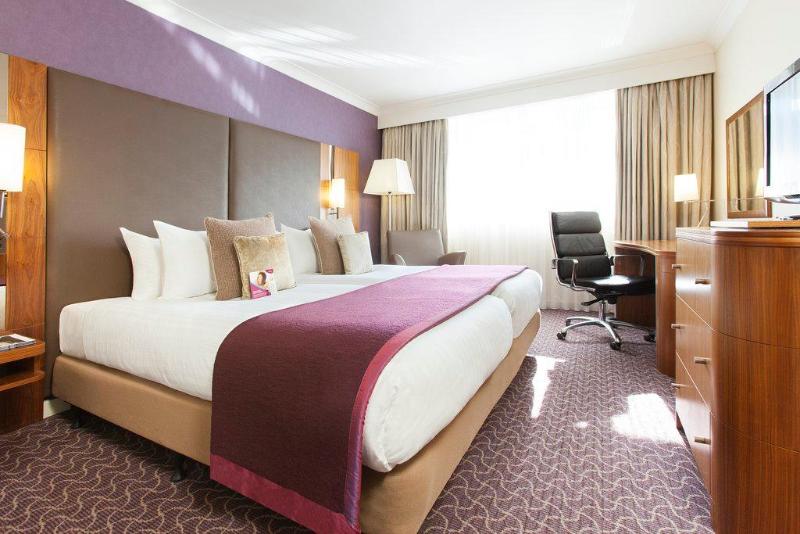 VILLAGE HOTEL READING image