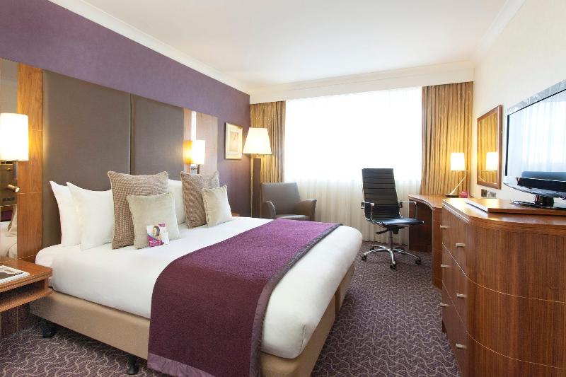 VILLAGE HOTEL READING image