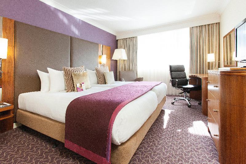 VILLAGE HOTEL READING image