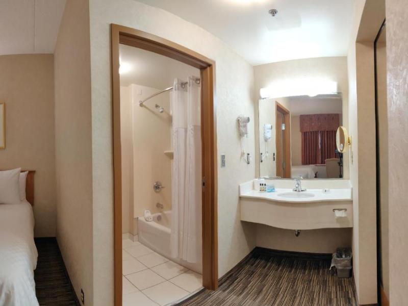 Humphry Inn & Suites Winnipeg image
