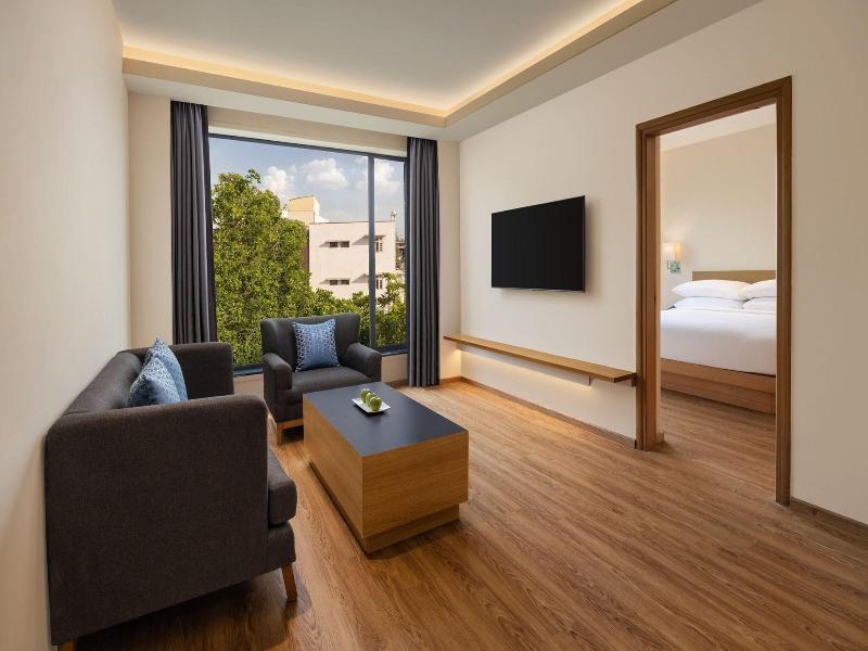 SUITE CITY VIEW KING BED
