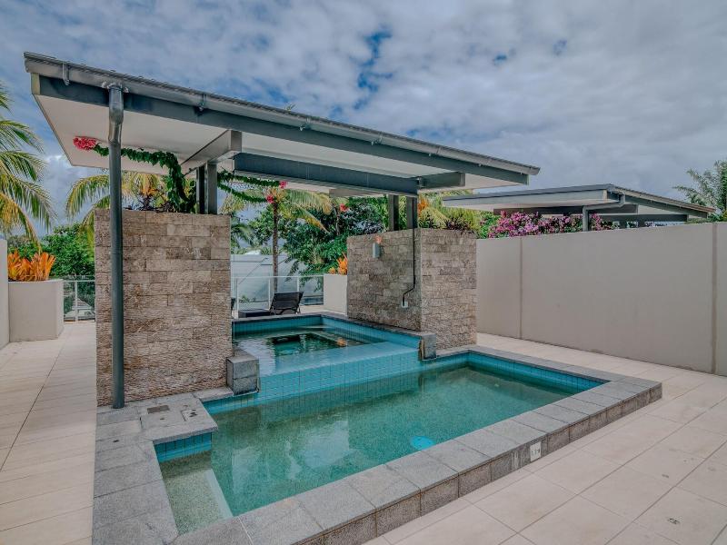 Coconut Grove Apartments Port Douglas image