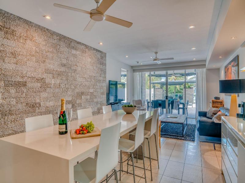 Coconut Grove Apartments Port Douglas image