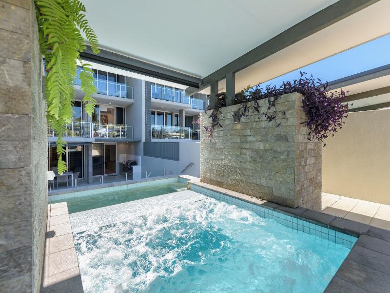 Coconut Grove Apartments Port Douglas image