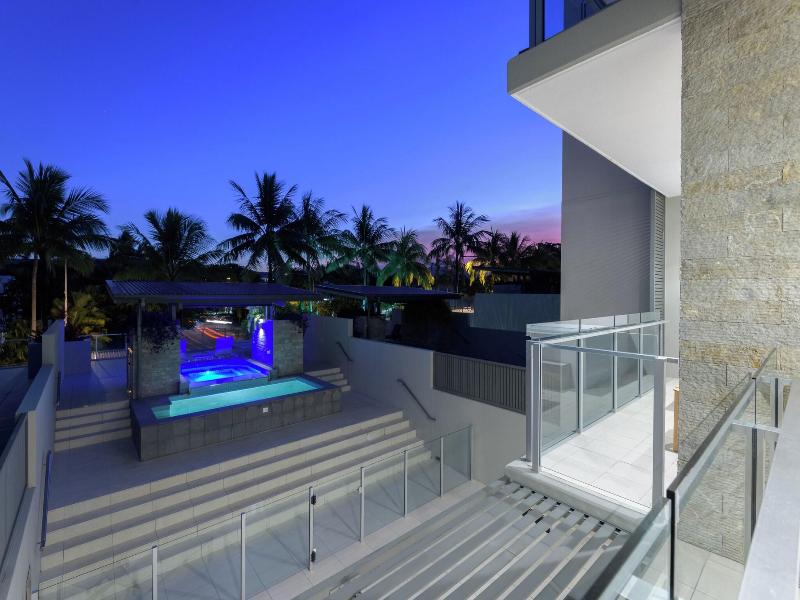 Coconut Grove Apartments Port Douglas image