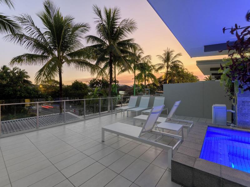 Coconut Grove Apartments Port Douglas image