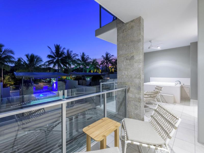 Coconut Grove Apartments Port Douglas image