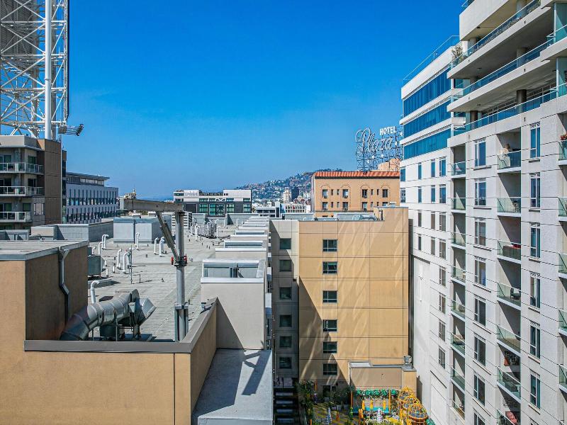W Hollywood image