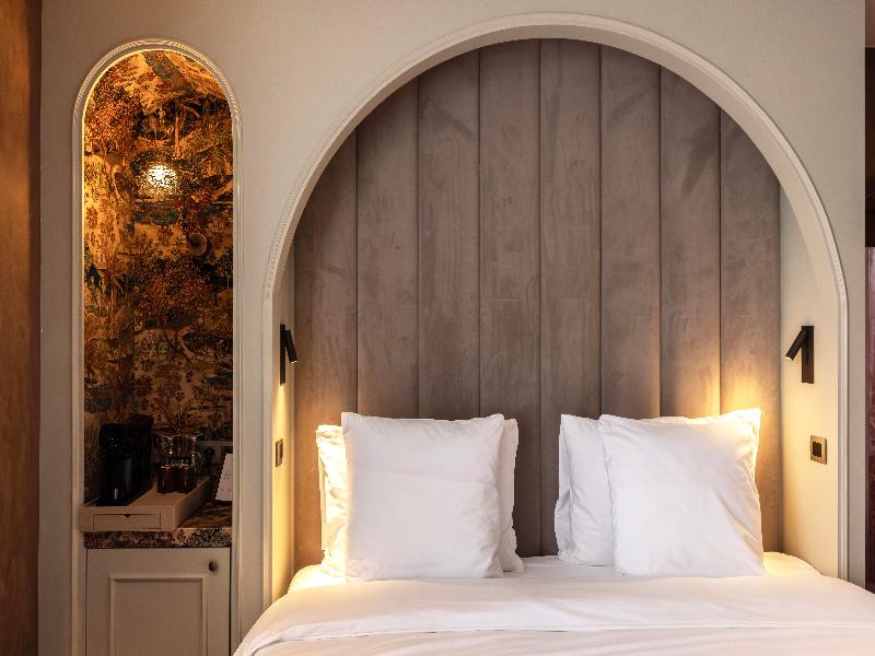 DOUBLE DELUXE KING BED