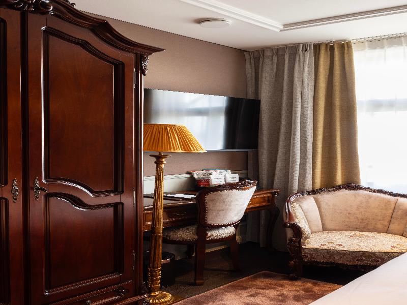 DOUBLE DELUXE KING BED